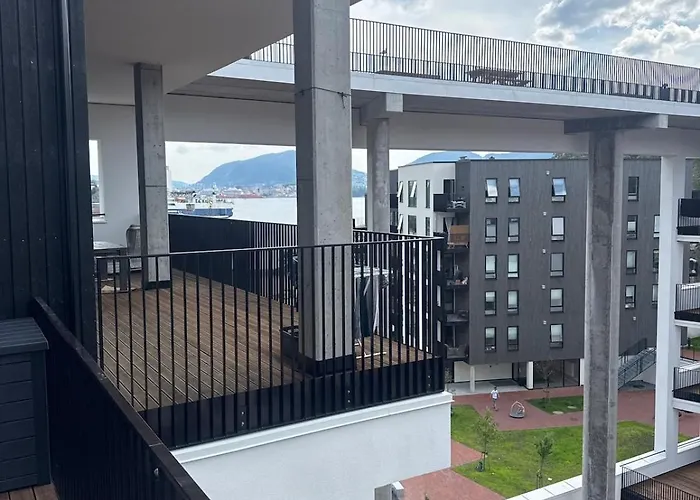 Oceanfront Stay, Large Balcony And Rooftop Access برغن